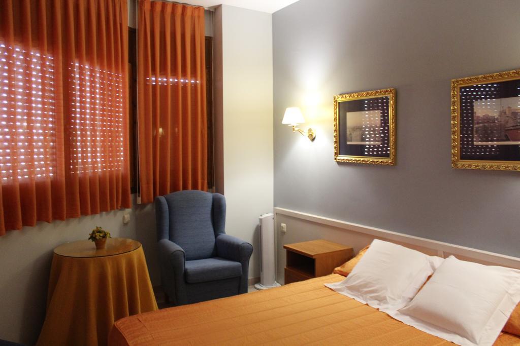 Hostal Montserrat Tona ภายนอก รูปภาพ