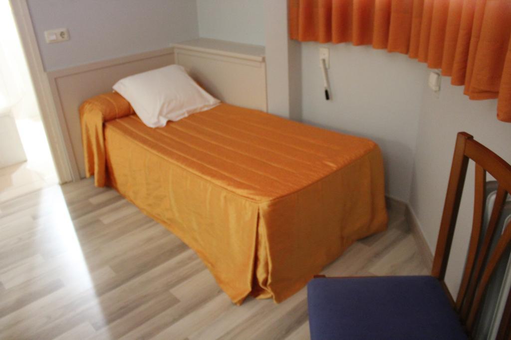 Hostal Montserrat Tona ภายนอก รูปภาพ