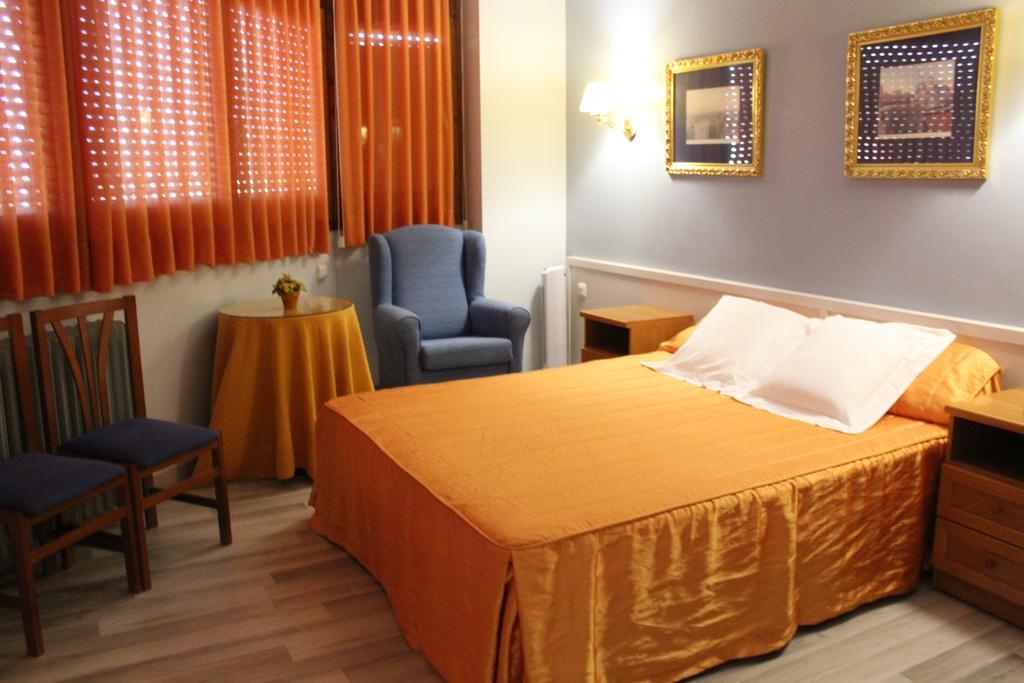 Hostal Montserrat Tona ภายนอก รูปภาพ