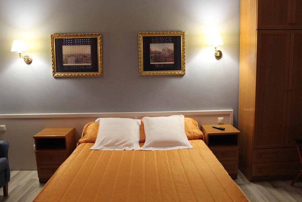 Hostal Montserrat Tona ภายนอก รูปภาพ