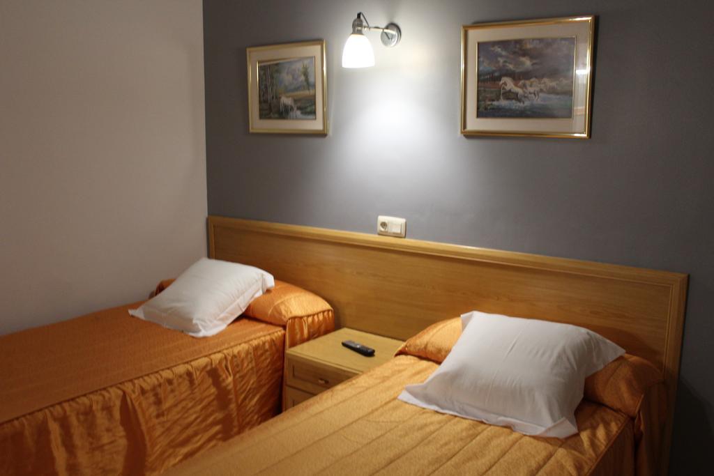 Hostal Montserrat Tona ภายนอก รูปภาพ