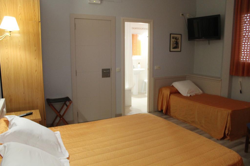 Hostal Montserrat Tona ภายนอก รูปภาพ