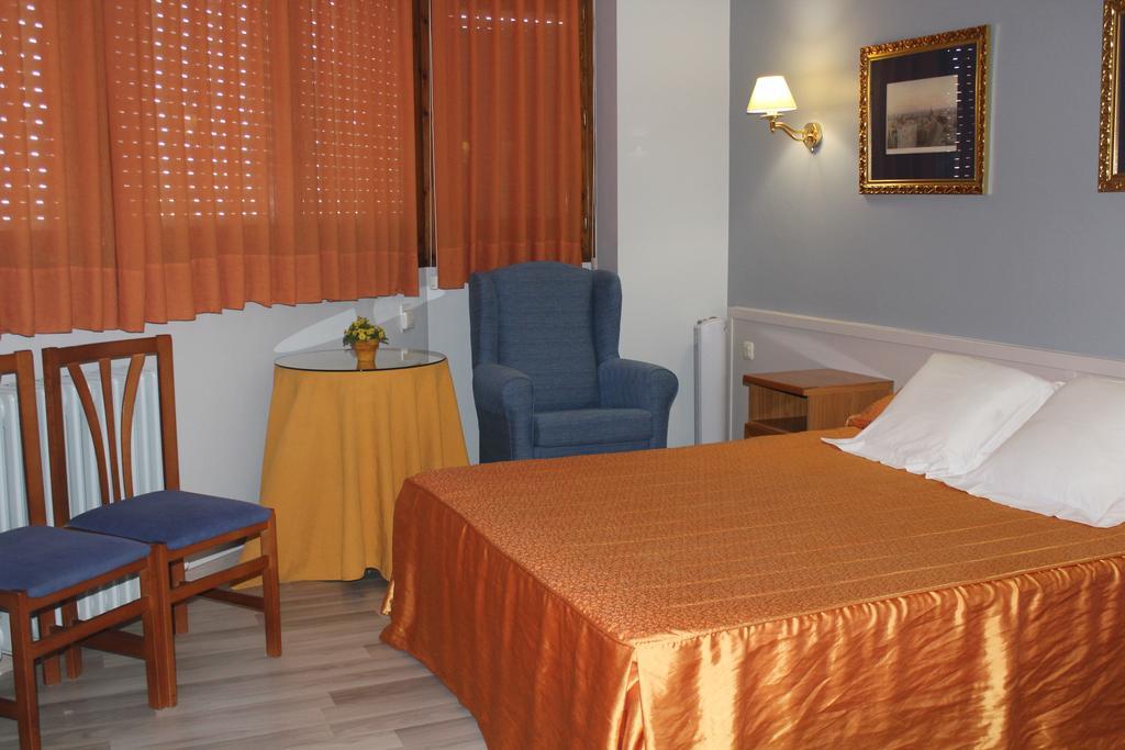 Hostal Montserrat Tona ภายนอก รูปภาพ