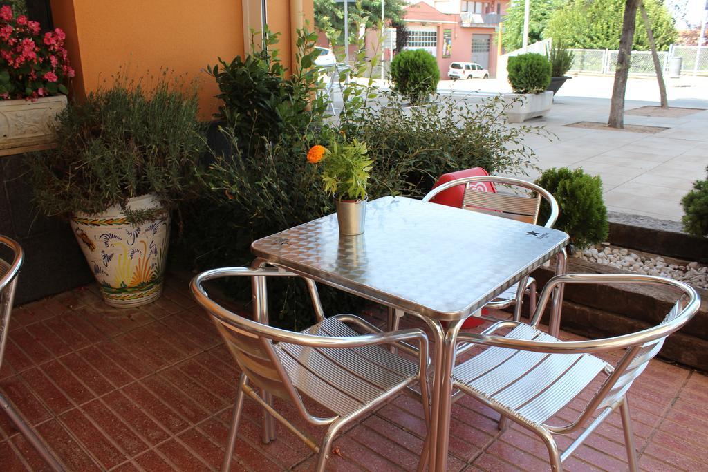 Hostal Montserrat Tona ภายนอก รูปภาพ