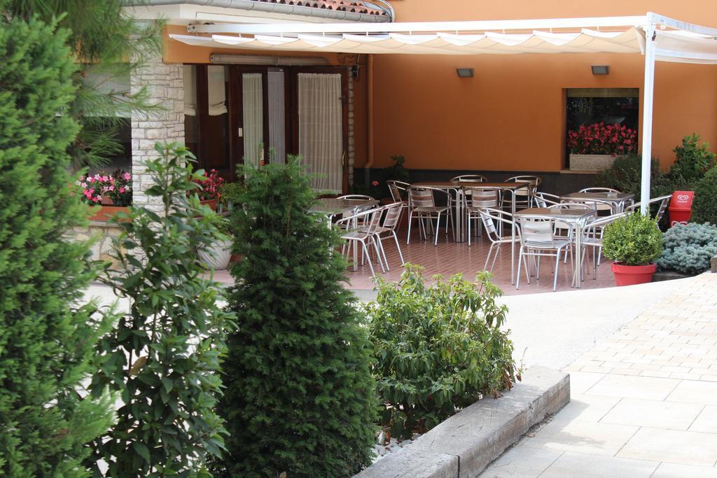 Hostal Montserrat Tona ภายนอก รูปภาพ