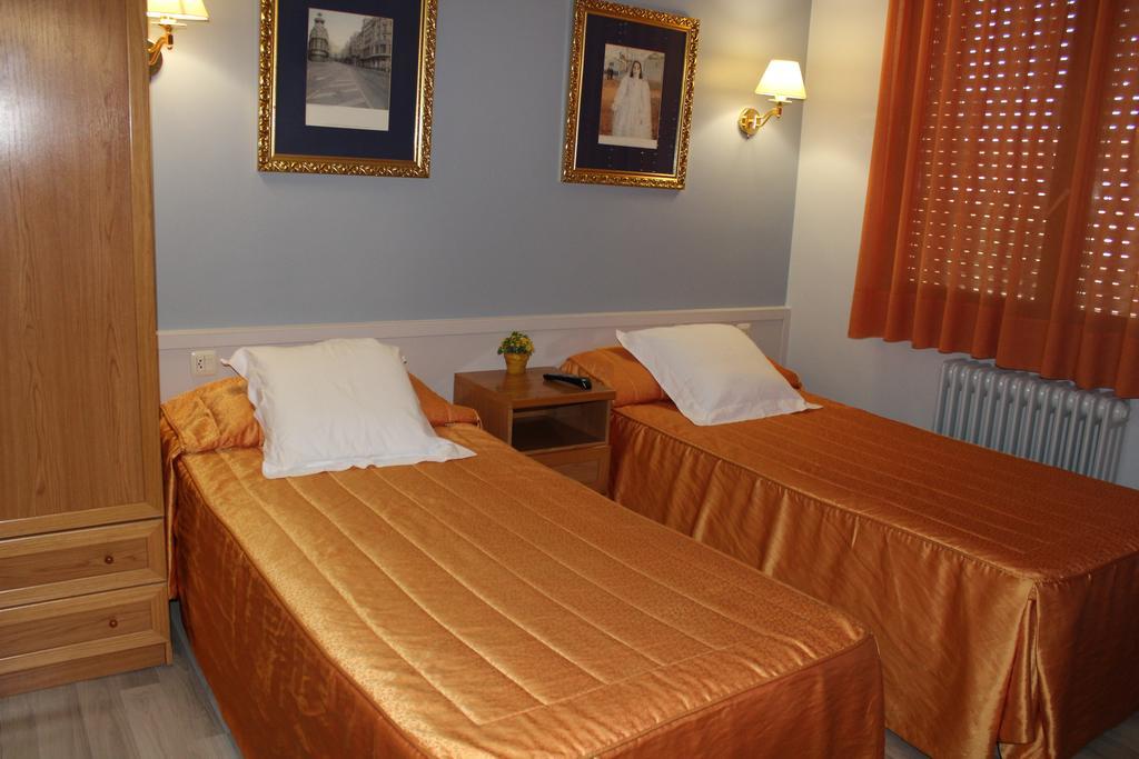 Hostal Montserrat Tona ภายนอก รูปภาพ