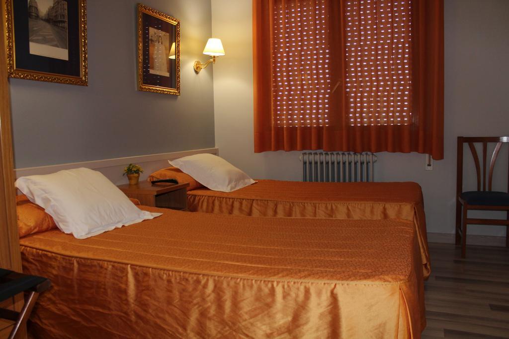 Hostal Montserrat Tona ภายนอก รูปภาพ