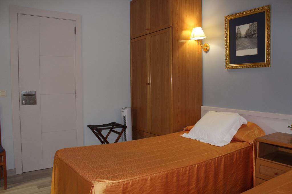 Hostal Montserrat Tona ภายนอก รูปภาพ