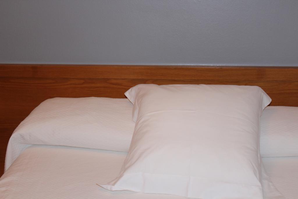 Hostal Montserrat Tona ภายนอก รูปภาพ