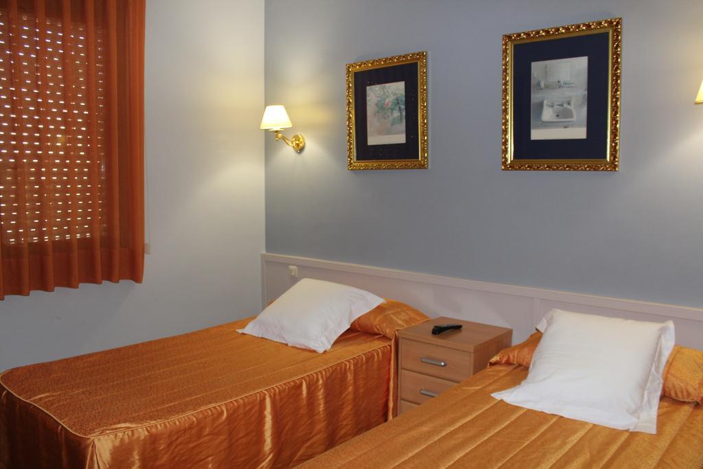Hostal Montserrat Tona ภายนอก รูปภาพ