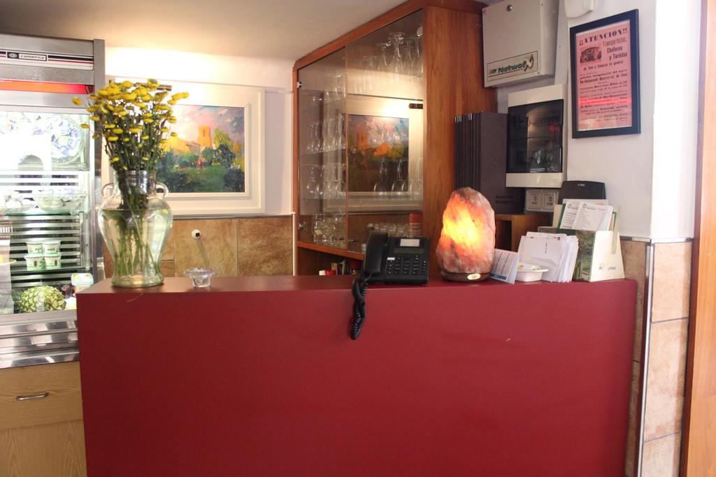 Hostal Montserrat Tona ภายนอก รูปภาพ
