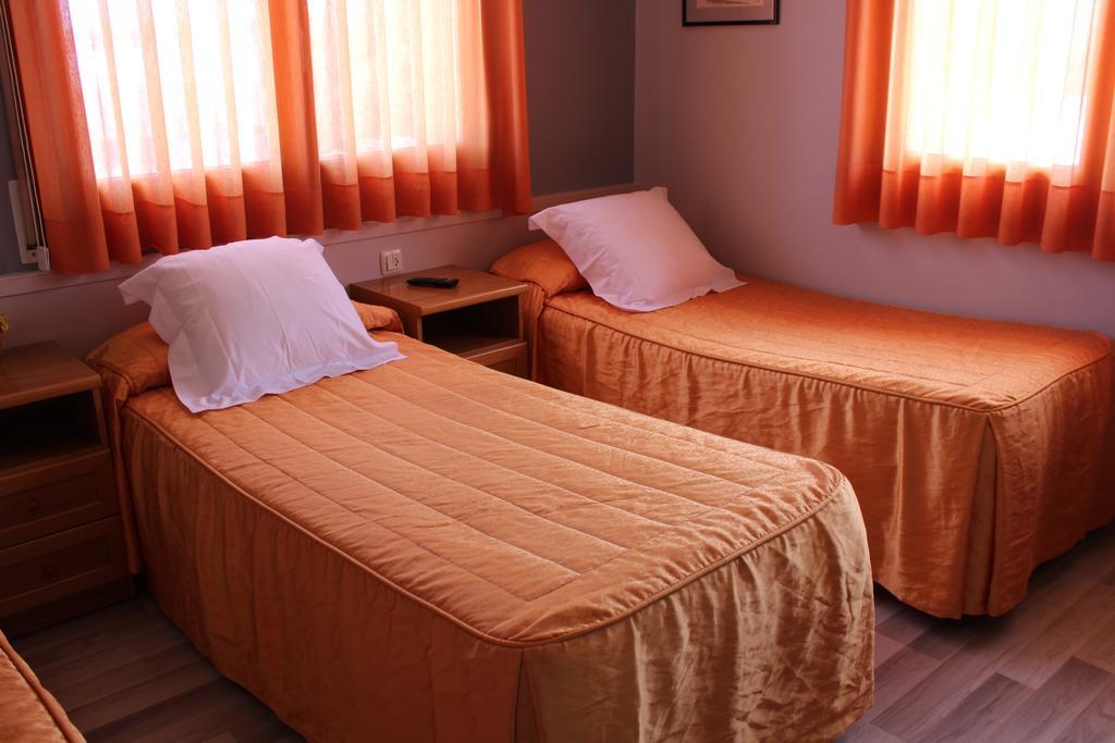 Hostal Montserrat Tona ภายนอก รูปภาพ