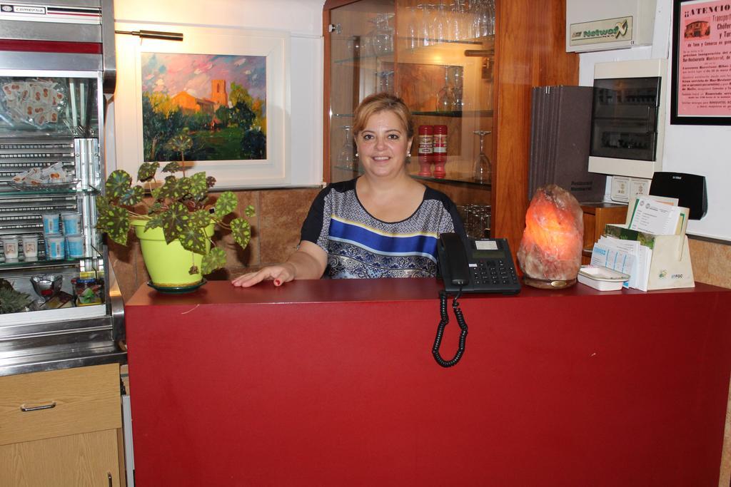 Hostal Montserrat Tona ภายนอก รูปภาพ