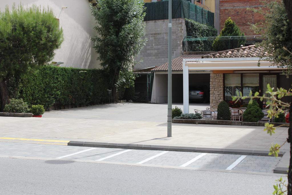 Hostal Montserrat Tona ภายนอก รูปภาพ