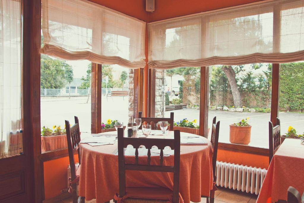 Hostal Montserrat Tona ภายนอก รูปภาพ