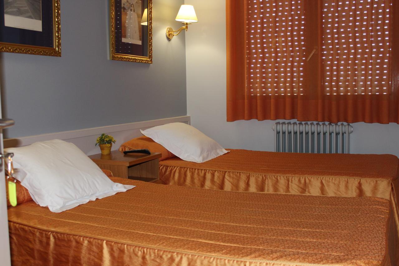 Hostal Montserrat Tona ภายนอก รูปภาพ
