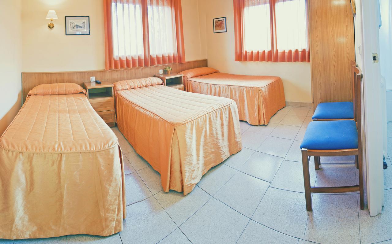 Hostal Montserrat Tona ภายนอก รูปภาพ