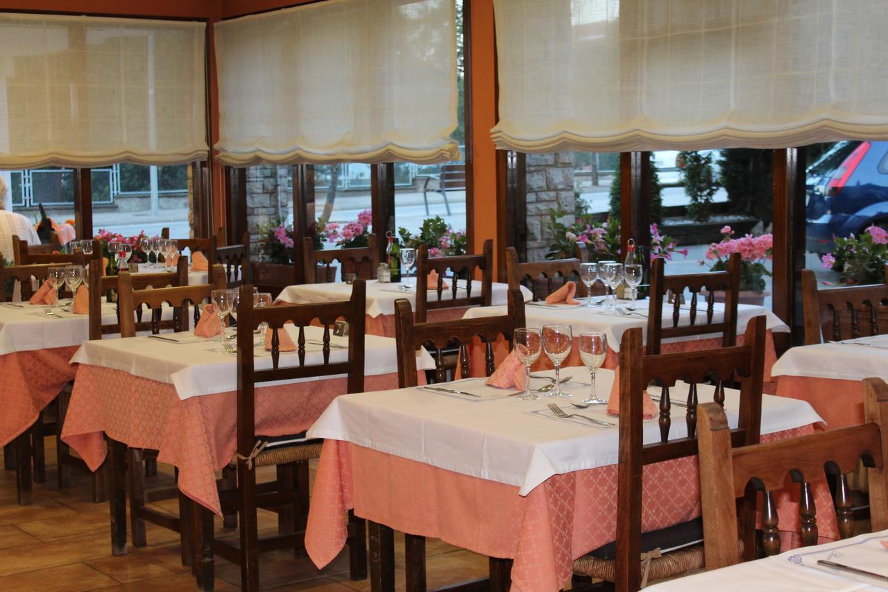 Hostal Montserrat Tona ภายนอก รูปภาพ