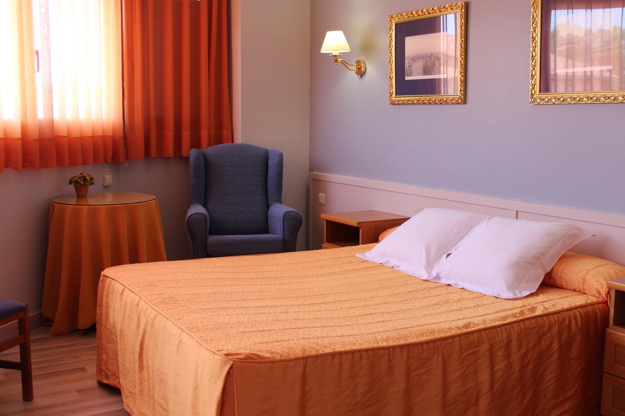 Hostal Montserrat Tona ภายนอก รูปภาพ