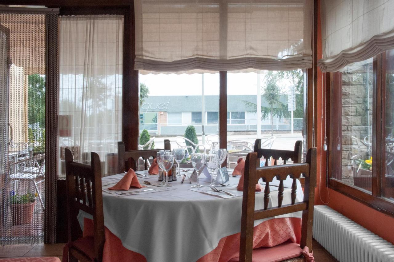 Hostal Montserrat Tona ภายนอก รูปภาพ